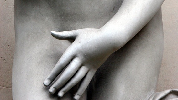 Skulptur: Frau hält sich eine Hand vor die Scham. © picture-alliance / Godong 