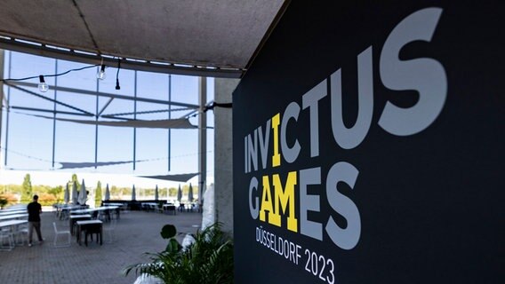 Die Aufschrift "Invictus Games" in Düsseldorf für das große Sport-Event im September 2023 © Christoph Reichwein/dpa +++ dpa-Bildfunk Foto: Christoph Reichwein