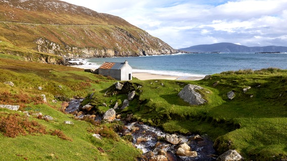 Ein typisches altes Haus an der irischen Küste in Keem Beach Achill Island © Gareth McCormack Foto: Gareth McCormack