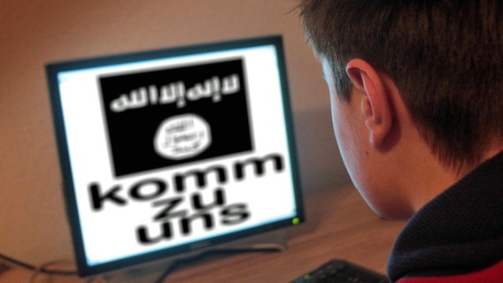 Ein Jugendlicher sitzt vor einem Bildschirm eines PCs mit Flagge des IS und Schriftzug "komm zu uns". © imago 