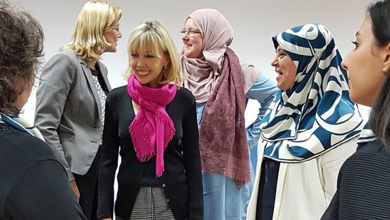 Doris Schröder-Köpf (2.v.l.) bei einer Unterhaltung mit anderen Frauen Doris Schröder-Köpf (2.v.l.) bei einer Unterhaltung mit anderen Frauen © NDR