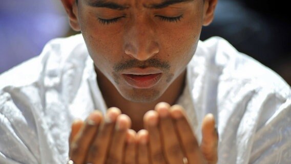 Ein Muslim betet © imago 