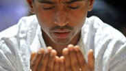 Ein Muslim betet © imago 