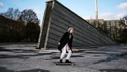 Eine Muslima auf einem Skateboard © Julius Matuschik Foto: Julius Matuschik