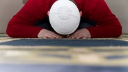 Muslim mit gesenktem Haupt beim Beten © Fotolia.com Foto: elmirex2009