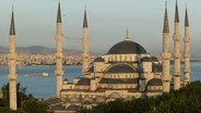 Die blaue Moschee in Istanbul hat als einzige der Welt sechs Minareatte © picture-alliance / Godong Foto: Pascal Deloche / GODONG