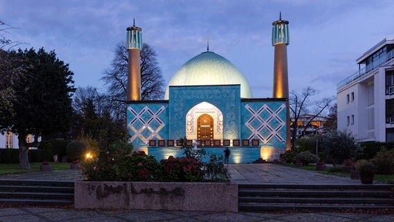 Blick auf das Islamische Zentrum Hamburg (IZH) der Imam-Ali-Moschee am frühen Abend. © picture alliance/dpa | Bodo Marks 
