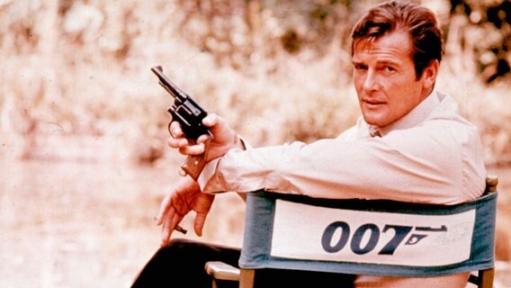 Roger Moore beim Filmdreh als James Bond. © picture alliance/AP Photo | Uncredited 