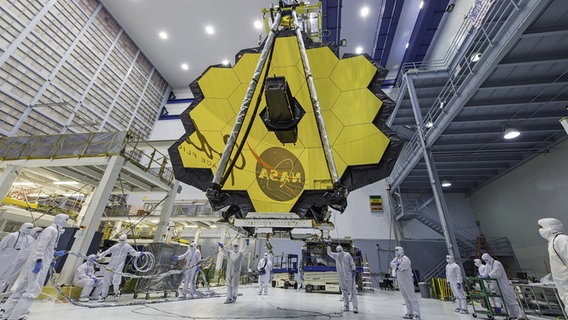 Techniker heben den Spiegel des James-Webb-Weltraumteleskops mit einem Kran im Goddard Space Flight Center an. © Laura Betz/NASA/AP/dpa 