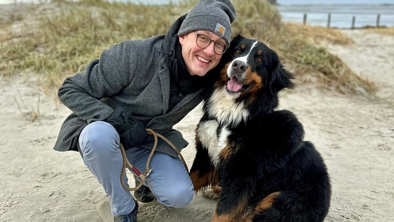 Jan Wiedemann und ein Berner Sennenhund am Strand © NDR Foto: Jan Wiedemann