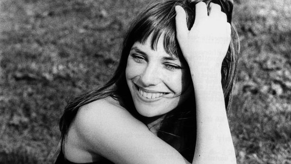 Jane Birkin lächelt im Mai 1970 im Englischen Garten in München für ein Porträtfoto. © Parschauer/dpa +++ dpa-Bildfunk +++ 