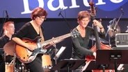 Die Musikerinnen und  Anna Lund (Schlagzeug), Sandra Hempel (Gitarre) auf Eva Kruse (Bass) auf der Bühne beim JazzBaltica Festival 2018. © Axel Nickolaus Foto: Axel Nickolaus