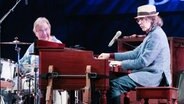 Helge Schneider sitzt bei einem Auftritt während der JazzBaltica an der Orgel, im Hintergrund der Schlagzeuger Pete York. © Axel Nickolaus Foto: Axel Nickolaus