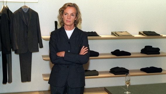 Modeschöpferin Jil Sander eröffnet am 18.9.1997 einen "Flagshipstore" in der Hamburger Innenstadt © picture-alliance / dpa Foto: Markus Beck