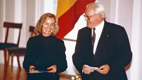 Jil Sander erhält von Bundespräsident Roman Herzog das Bundesverdienstkreuz. © picture alliance/United Archives | Valdmanis 