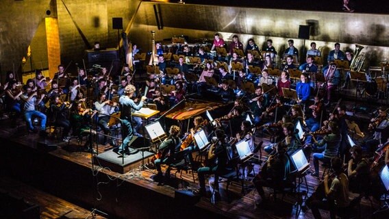 Die "junge norddeutsche philharmonie" auf der Bühne © Simon Klimaschka Foto: Simon Klimaschka