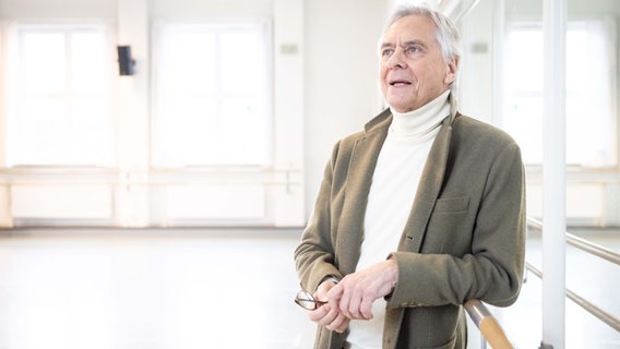 John Neumeier, Ballettdirektor und Chefchoreograf der Compagnie beim Hamburg Ballett, steht vor einer Pressekonferenz im Ballettzentrum. © picture alliance/dpa | Christian Charisius 