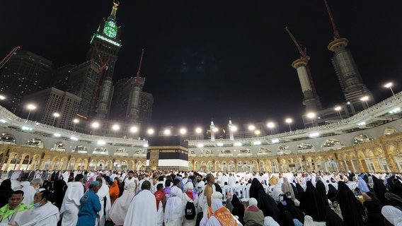 Pilger umkreisen die Kaaba © Ashraf Amra/APA Images via ZUMA Press Wire/dpa 