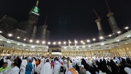 Pilger umkreisen die Kaaba © Ashraf Amra/APA Images via ZUMA Press Wire/dpa 