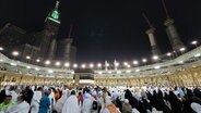 Pilger umkreisen die Kaaba © Ashraf Amra/APA Images via ZUMA Press Wire/dpa 