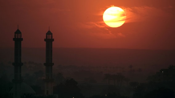 Sonnenuntergang in Kairo © picture alliance / AP Photo Foto: Amr Nabil