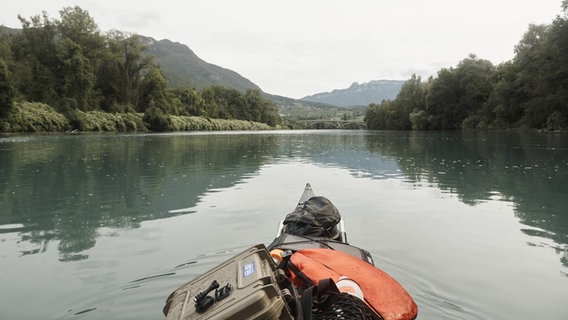 Blick aus einem Kajak auf die Rhone. © Lukas Borchers 