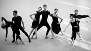 Sieben Ballett-Tänzerinnen und -Tänzer posieren für ein Gruppenfoto. © Christina Gotz via Thirtysixshots 