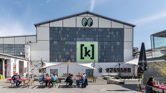 Die Halle der Kulturfarbrik Kampnagel in Hamburg mit einem großen Logo, das den Buchstaben K in Klammern zeigt. © picture alliance/dpa | Markus Scholz Foto: Markus Scholz