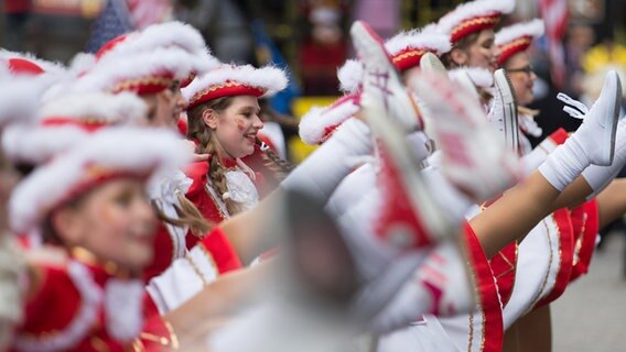 Funkenmariechen tanzen beim Karneval in Osnabrück © dpa Foto: Friso Gentsch