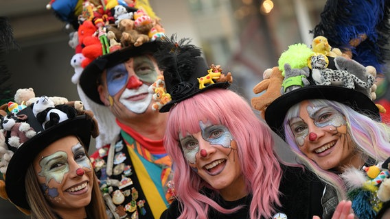 Karnevalisten feiern beim Rosenmontagszug. © picture alliance/dpa Foto: Federico Gambarini