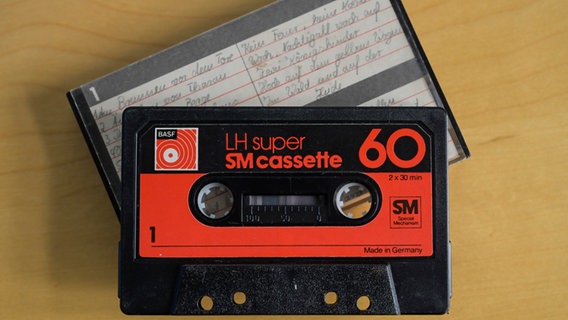 Eine Musikkassette liegt auf einer handbeschrifteten Hülle © picture alliance / Schoening | Foto: Schoening