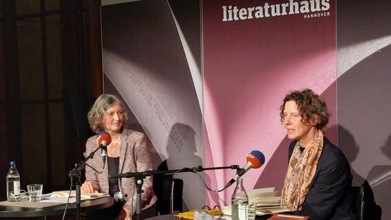 Katja Weise und Katharina Hacker. © NDR Foto: Alexander Solloch