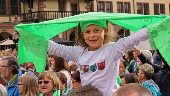 Auf dem Katholikentag 2016 hält ein Mädchen ein grünes Banner über den Kopf. © Katholikentag 