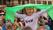 Auf dem Katholikentag 2016 hält ein Mädchen ein grünes Banner über den Kopf. © Katholikentag 