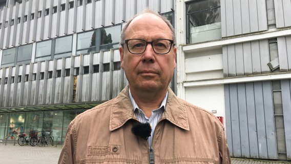 Klaus Fahrner steht vor einem Gebäude © NDR.de 