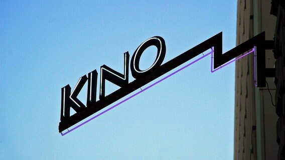 Ein Neonschild mit der Aufschrift "Kino" © imago images / imagebroker 