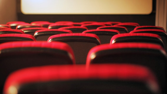 Wenige Personen sitzen in einem Kinosaal © Fredrik Von Erichsen/dpa Foto: Fredrik von Erichsen