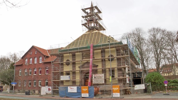 Die Göttinger Baptistenkirche ist mit einem Baugerüst eingekleidet © NDR Kultur Foto: Catherine Wenk
