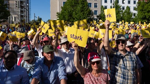 Besucher des Kirchentages halten gelbe Schilder mit der Aufschrift "Stark" in die Höhe © Moritz Frankenberg/dpa Foto: Moritz Frankenberg