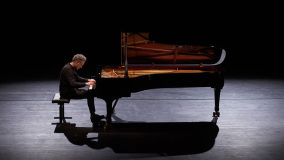 Matthias Kirschnereit sitzt an einem Flügel und spielt. Matthias Kirschnereit sitzt an einem Flügel und spielt. © Maike Helbig Foto: Maike Helbig