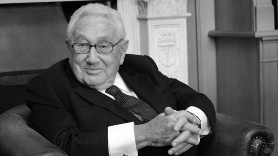Ein Mann sitzt mit gefalteten Händen in einem Sessel. © picture alliance / Eva Oertwig/SCHROEWIG 