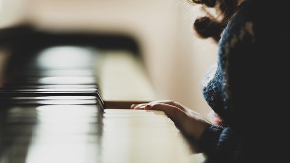 Eine Frau spielt Klavier © picture alliance / Shotshop | Antonio Gravante 