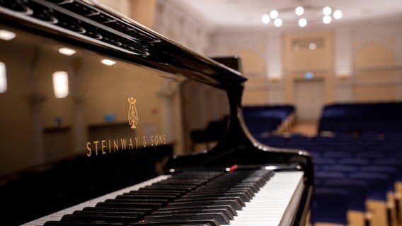 Ein Klavier steht auf einer Bühne © picture alliance / Eibner-Pressefoto Foto: Jonas Lohrmann