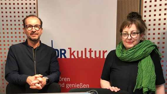 Lyriker Ulrich Koch und Moderatorin Martina Kothe im NDR Studio © NDR, Daniela Weber 