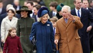 Die britischen Royals, darunter König Charles III. auf dem Weg zum Gottesdienst im Dezember 2022 © Joe Giddens/PA Wire/dpa +++ dpa-Bildfunk +++ Foto: Joe Giddens