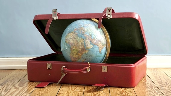 Ein Globus im Koffer. ©  imago Foto: imagebroker