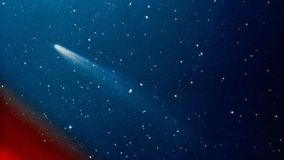 Ein Komet fliegt durch das All © NASA 
