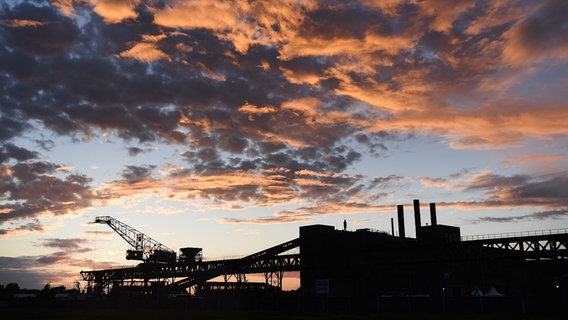 Das Kraftwerk der einstigen Heeresversuchsanstalt Peenemünde im Sonnenuntergang. © picture alliance/dpa Foto: Stefan Sauer