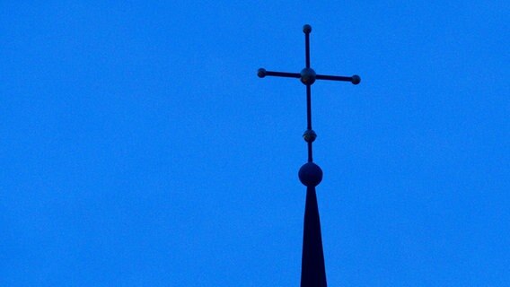 Das Kreuz der evangelisch-lutherischen Kirche St. Marien in Osnabrück. © picture alliance / dpa Foto: Friso Gentsch