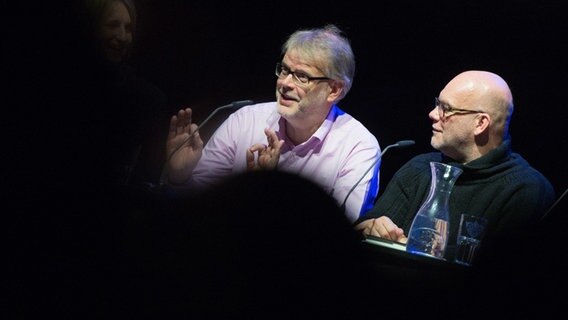 "Ein Mord muss brutal sein.", "Wir lieben es einfach zu töten und unsere Leser zu erschrecken." So das Schriftstellerduo Michael Hjorth und Hans Rosenfeldt. Die beiden Schweden sind Stammgäste auf der schwedischen, aber ebenso auf der deutschen Bestsellerliste. Kaum ist ihr neuestes Buch "Die Früchte, die man erntet" in Deutschland erschienen, ist es unter den Top 10. Hauptperson darin ist der Psychologe Sebastian Bergman, ein sympathischer Unsympath, der seine Frau und seine Tochter beim Tsunami 2004 verloren hat und seitdem unter Albträumen leidet und sich in sexuelle Abenteuer flüchtet. Und der eben die schwedische Polizei bei Ermittlungen unterstützt. Im inzwischen siebten Band der "Sebastian Bergman"-Reihe hat ein Heckenschütze drei Menschen innerhalb weniger Tage getötet. Die Reichsmordkommission steht unter Druck, den Fall aufzuklären, bevor noch mehr Menschen ermordet  werden. Hjorth und Rosenfeldt haben - wie immer - zusammen ihren neuesten Krimi geschrieben. Im Kulturjournal stellen wir die beiden vor, klären, wie es überhaupt geht, zusammen Romane zu schreiben, warum sie glückliche Menschen langweilen und sind dabei, wenn sie auf dem Hamburger Krimifestival lesen. © picture alliance / dpa | Daniel Reinhardt Foto: Daniel Reinhardt